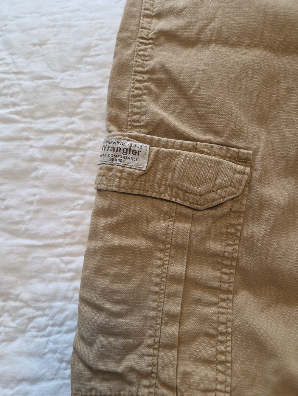 Wrangler Men's Khaki Cargo Shorts - Classic Utility Style - Picture 3 of 4